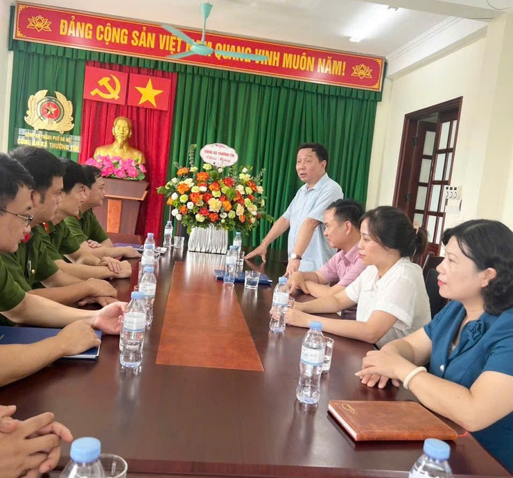 Đại diện lãnh đạo UBND xã Thường Tín đến thăm, tặng hoa chúc mừng và động viên các cơ quan chuyên môn, đơn vị sự nghiệp thuộc UBND xã- Ảnh 7.