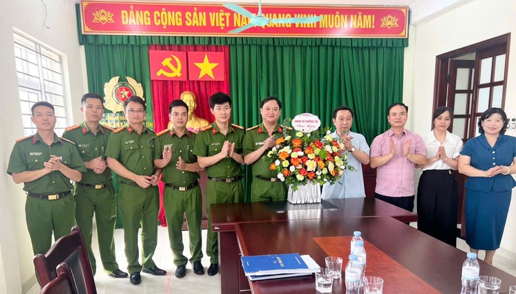 Đại diện lãnh đạo UBND xã Thường Tín đến thăm, tặng hoa chúc mừng và động viên các cơ quan chuyên môn, đơn vị sự nghiệp thuộc UBND xã- Ảnh 2.