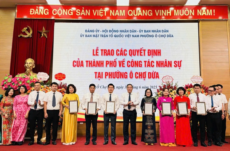 Hà Nội chỉ định các chức danh Chủ tịch, Phó Chủ tịch Ủy ban nhân dân phường Ô Chợ Dừa nhiệm kỳ 2021 - 2026- Ảnh 1.