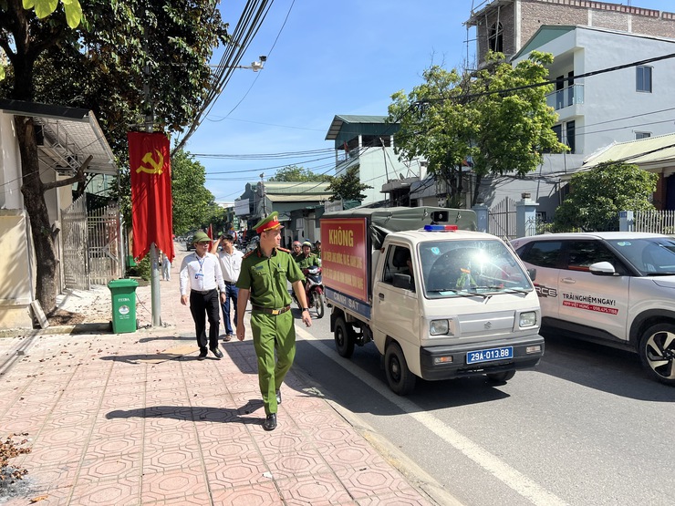 Tam Hưng ra quân kiểm tra, xử lý vi phạm trật tự an toàn giao thông, đô thị và công cộng- Ảnh 7.