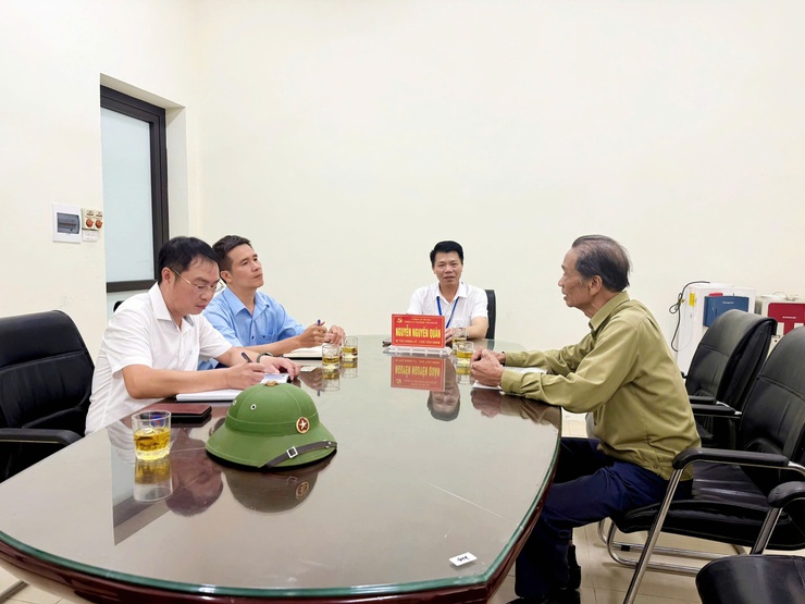 ĐỒNG CHÍ BÍ THƯ ĐẢNG UỶ - CHỦ TỊCH HĐND PHƯỜNG YÊN NGHĨA TIẾP CÔNG DÂN- Ảnh 1.