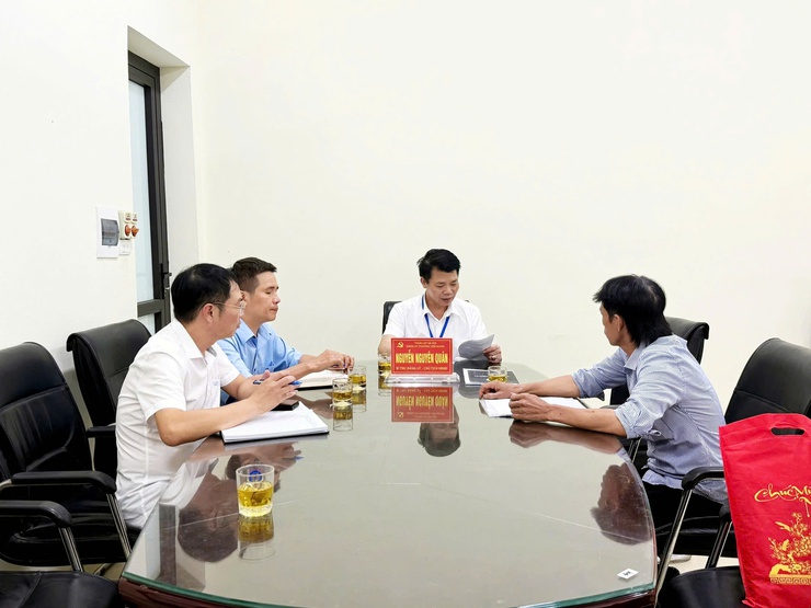 ĐỒNG CHÍ BÍ THƯ ĐẢNG UỶ - CHỦ TỊCH HĐND PHƯỜNG YÊN NGHĨA TIẾP CÔNG DÂN- Ảnh 2.