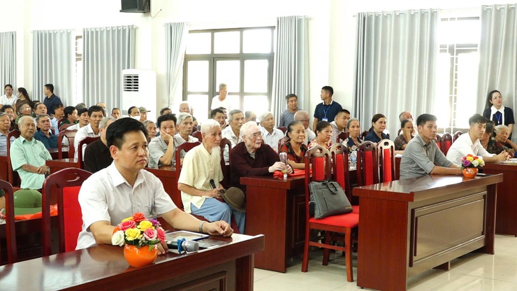 UBND xã Bình Minh tổ chức hội nghị trao đổi với nhân dân xã Cao Viên( cũ) về nhu cầu cấp giấy chứng nhận quyền sử dụng đất đối với các thửa đất thổ cư chưa được cấp giấy chứng nhận.- Ảnh 1.