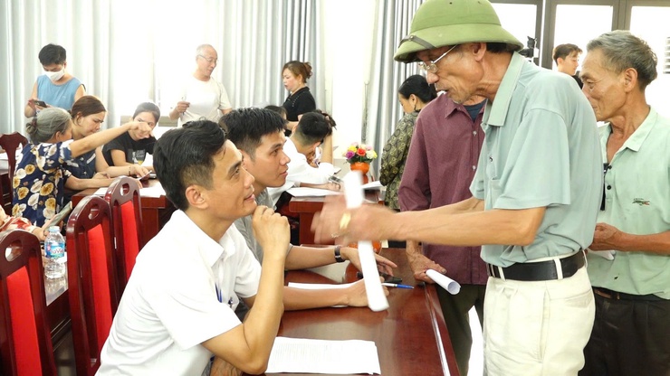UBND xã Bình Minh tổ chức hội nghị trao đổi với nhân dân xã Cao Viên( cũ) về nhu cầu cấp giấy chứng nhận quyền sử dụng đất đối với các thửa đất thổ cư chưa được cấp giấy chứng nhận.- Ảnh 4.