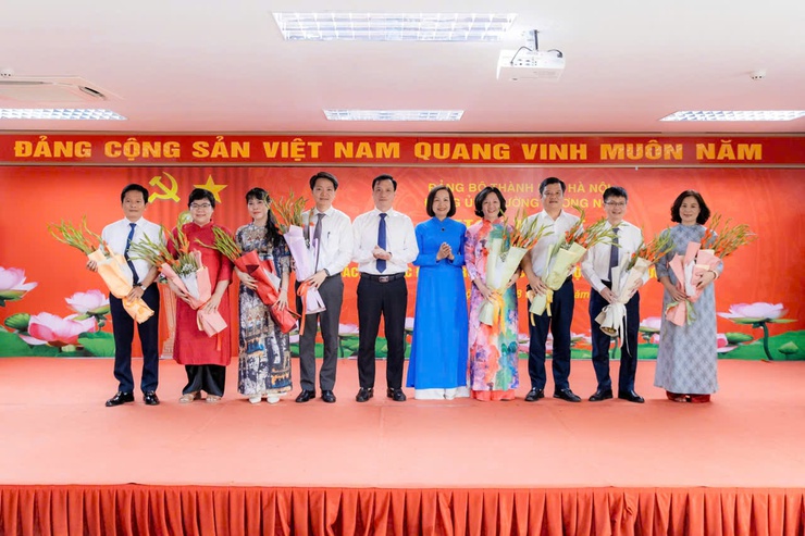 Phường Dương Nội công bố Quyết định tiếp nhận, thành lập các tổ chức Đảng trực thuộc Đảng bộ phường- Ảnh 2.