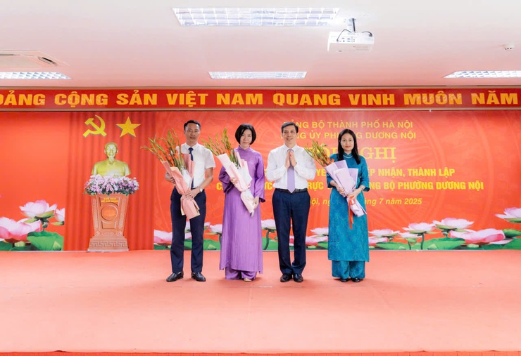 Phường Dương Nội công bố Quyết định tiếp nhận, thành lập các tổ chức Đảng trực thuộc Đảng bộ phường- Ảnh 4.