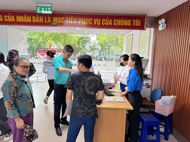 ĐỘI HÌNH THANH NIÊN TÌNH NGUYỆN "BÌNH DÂN HỌC VỤ SỐ" HỖ TRỢ NGƯỜI DÂN TẠI ĐIỂM PHỤC VỤ HÀNH CHÍNH CÔNG PHƯỜNG VIỆT HƯNG- Ảnh 1.