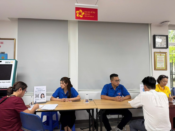 ĐỘI HÌNH THANH NIÊN TÌNH NGUYỆN "BÌNH DÂN HỌC VỤ SỐ" HỖ TRỢ NGƯỜI DÂN TẠI ĐIỂM PHỤC VỤ HÀNH CHÍNH CÔNG PHƯỜNG VIỆT HƯNG- Ảnh 5.