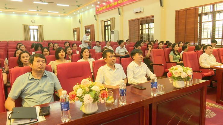 Đồng chí Lê Đức Phóng - Phó Bí thư Đảng uỷ, Chủ tịch UBND xã trao các Quyết định về tổ chức bộ máy và công tác cán bộ các trường học trên địa bàn - Ảnh 1.