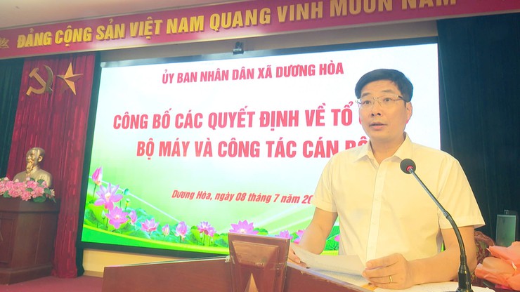 Đồng chí Lê Đức Phóng - Phó Bí thư Đảng uỷ, Chủ tịch UBND xã trao các Quyết định về tổ chức bộ máy và công tác cán bộ các trường học trên địa bàn - Ảnh 2.
