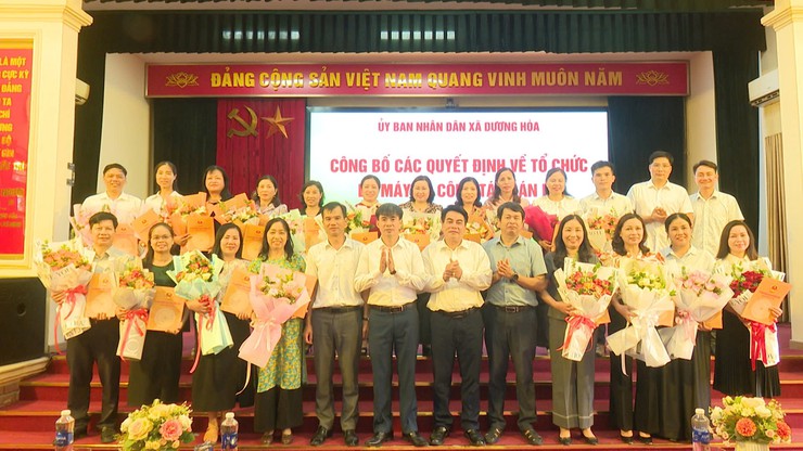 Đồng chí Lê Đức Phóng - Phó Bí thư Đảng uỷ, Chủ tịch UBND xã trao các Quyết định về tổ chức bộ máy và công tác cán bộ các trường học trên địa bàn - Ảnh 3.