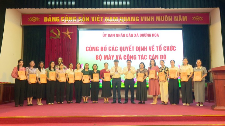 Đồng chí Lê Đức Phóng - Phó Bí thư Đảng uỷ, Chủ tịch UBND xã trao các Quyết định về tổ chức bộ máy và công tác cán bộ các trường học trên địa bàn - Ảnh 4.