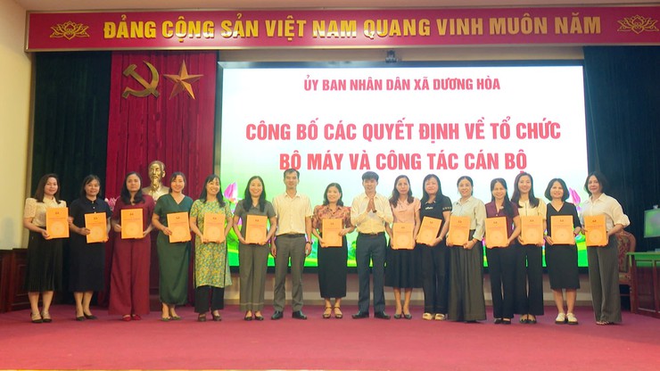Đồng chí Lê Đức Phóng - Phó Bí thư Đảng uỷ, Chủ tịch UBND xã trao các Quyết định về tổ chức bộ máy và công tác cán bộ các trường học trên địa bàn - Ảnh 5.