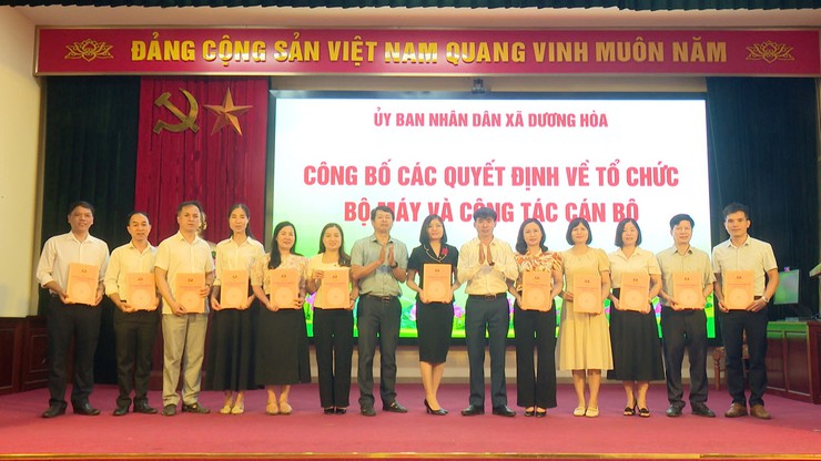 Đồng chí Lê Đức Phóng - Phó Bí thư Đảng uỷ, Chủ tịch UBND xã trao các Quyết định về tổ chức bộ máy và công tác cán bộ các trường học trên địa bàn - Ảnh 6.