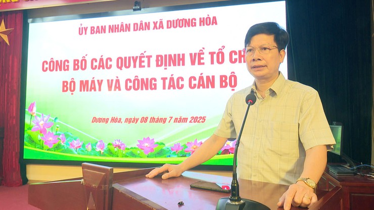 Đồng chí Lê Đức Phóng - Phó Bí thư Đảng uỷ, Chủ tịch UBND xã trao các Quyết định về tổ chức bộ máy và công tác cán bộ các trường học trên địa bàn - Ảnh 7.