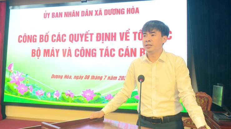 Đồng chí Lê Đức Phóng - Phó Bí thư Đảng uỷ, Chủ tịch UBND xã trao các Quyết định về tổ chức bộ máy và công tác cán bộ các trường học trên địa bàn - Ảnh 8.