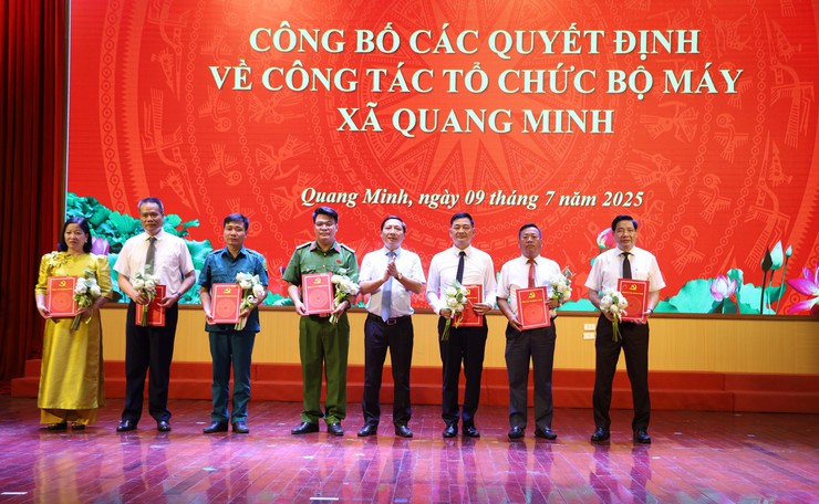 Đảng ủy xã Quang Minh công bố quyết định thành lập các chi bộ trực thuộc Đảng bộ xã; quán triệt, triển khai kế hoạch tổ chức đại hội Đảng bộ xã Quang Minh lần thứ I, nhiệm kỳ 2025 - 2030- Ảnh 1.