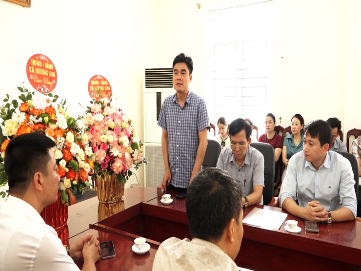 Lãnh đạo HĐND, UBND xã Hương Sơn gặp mặt, giao nhiệm các đơn vị sự nghiệp và Công an xã- Ảnh 1.
