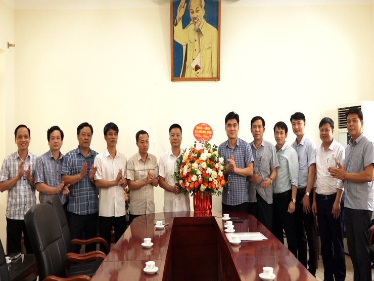 Lãnh đạo HĐND, UBND xã Hương Sơn gặp mặt, giao nhiệm các đơn vị sự nghiệp và Công an xã- Ảnh 2.