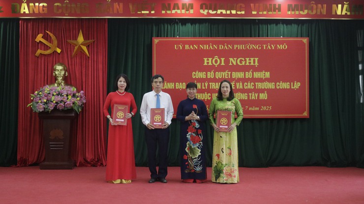 UBND phường Tây Mỗ công bố các Quyết định bổ nhiệm viên chức lãnh đạo quản lý Trạm Y tế và các trường Mầm non, Tiểu học, THCS thuộc UBND phường Tây Mỗ- Ảnh 2.
