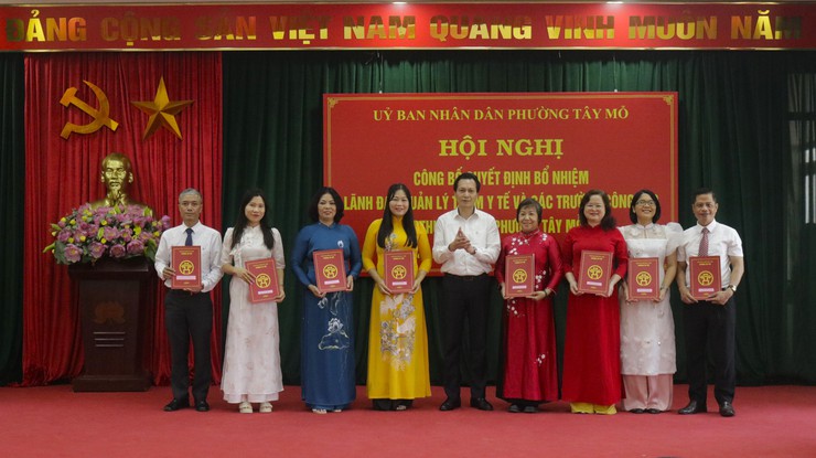 UBND phường Tây Mỗ công bố các Quyết định bổ nhiệm viên chức lãnh đạo quản lý Trạm Y tế và các trường Mầm non, Tiểu học, THCS thuộc UBND phường Tây Mỗ- Ảnh 5.