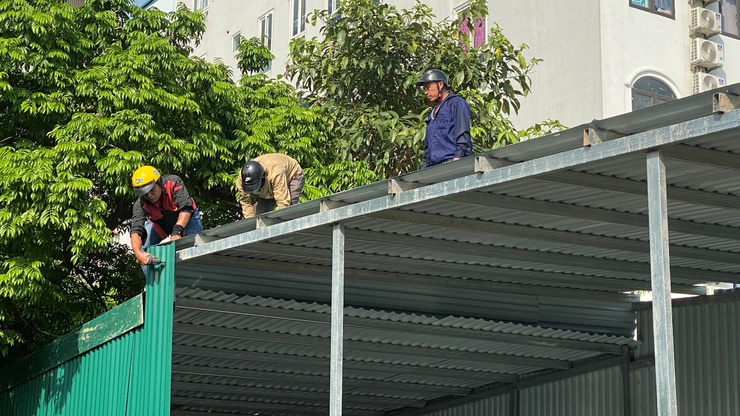 Cưỡng chế loạt nhà xưởng xây dựng trái phép ven hồ Định Công- Ảnh 1.