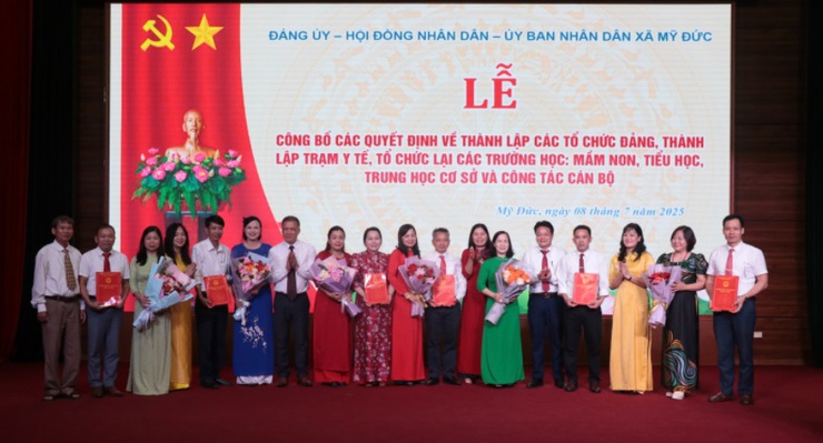 Xã Mỹ Đức công bố các quyết định về thành lập các tổ chức Đảng, thành lập trạm y tế, tổ chức lại các trường học: mầm non, tiểu học, trung học cơ sở và công tác cán bộ.- Ảnh 8.