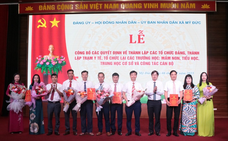 Xã Mỹ Đức công bố các quyết định về thành lập các tổ chức Đảng, thành lập trạm y tế, tổ chức lại các trường học: mầm non, tiểu học, trung học cơ sở và công tác cán bộ.- Ảnh 9.