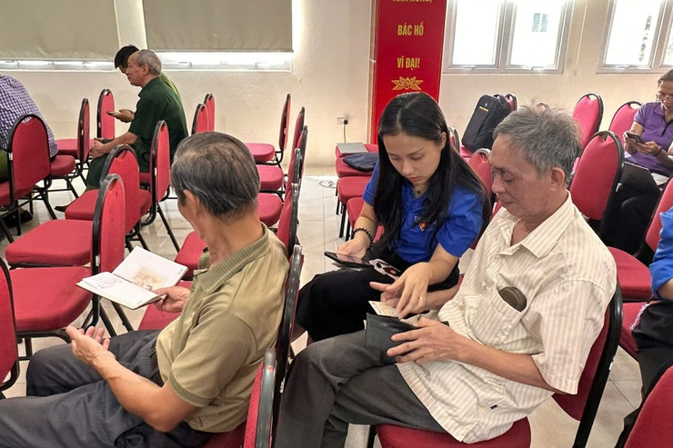 Đoàn viên thanh niên và các chiến sĩ công an Phường Phú thượng hỗ trợ đảng viên dùng dịch vụ công trực tuyến- Ảnh 1.