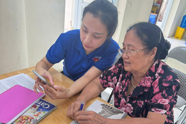 Đoàn viên thanh niên và các chiến sĩ công an Phường Phú thượng hỗ trợ đảng viên dùng dịch vụ công trực tuyến- Ảnh 4.