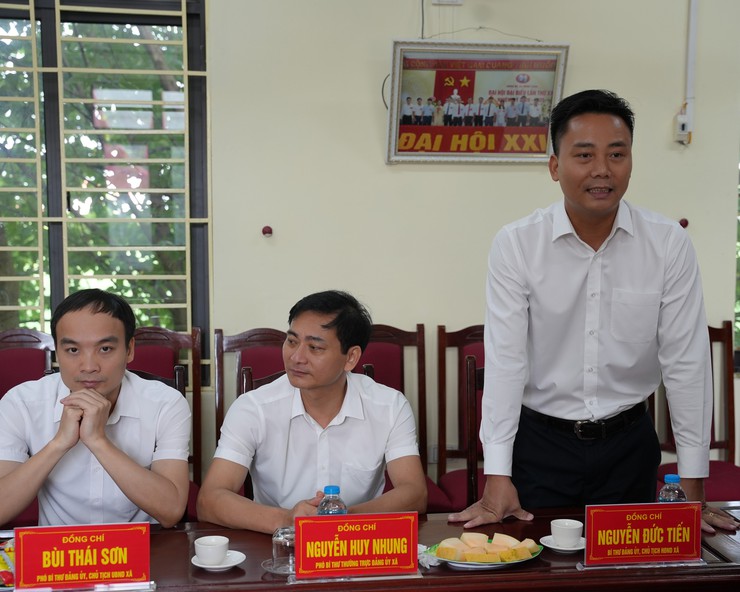 Đại diện Thường trực Ban trị sự giáo hội phật giáo Việt Nam thăm và chúc mừng chính quyền xã Minh Châu mới.- Ảnh 3.
