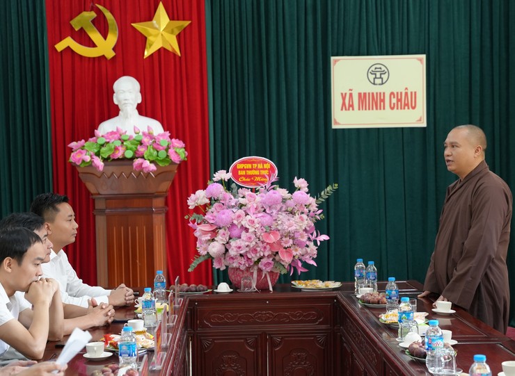 Đại diện Thường trực Ban trị sự giáo hội phật giáo Việt Nam thăm và chúc mừng chính quyền xã Minh Châu mới.- Ảnh 2.