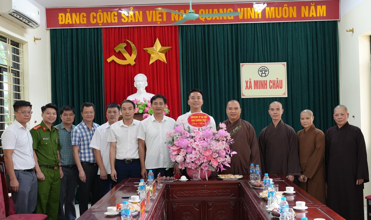 Đại diện Thường trực Ban trị sự giáo hội phật giáo Việt Nam thăm và chúc mừng chính quyền xã Minh Châu mới.- Ảnh 1.