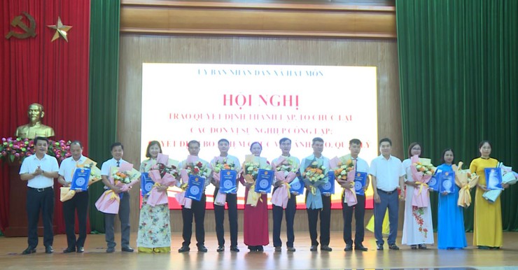 UBND xã Hát Môn chức Hội nghị trao Quyết định thành lập, tổ chức lại các đơn vị sự nghiệp công lập; Quyết định bổ nhiệm chức vụ lãnh đạo quản lý khối giáo dục và y tế- Ảnh 1.