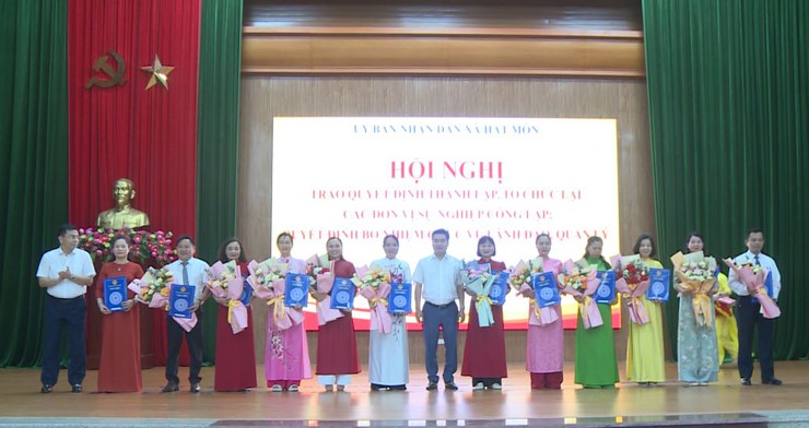 UBND xã Hát Môn chức Hội nghị trao Quyết định thành lập, tổ chức lại các đơn vị sự nghiệp công lập; Quyết định bổ nhiệm chức vụ lãnh đạo quản lý khối giáo dục và y tế- Ảnh 2.