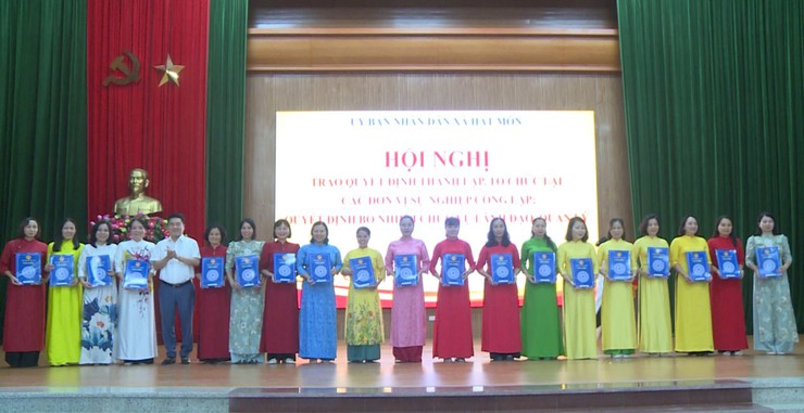 UBND xã Hát Môn chức Hội nghị trao Quyết định thành lập, tổ chức lại các đơn vị sự nghiệp công lập; Quyết định bổ nhiệm chức vụ lãnh đạo quản lý khối giáo dục và y tế- Ảnh 3.