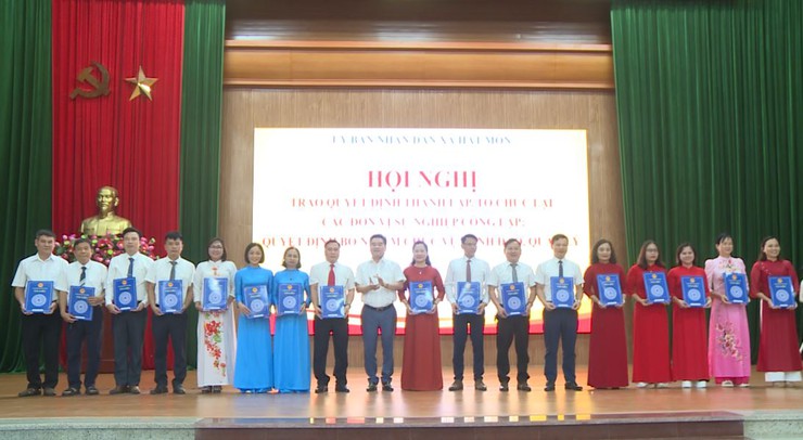 UBND xã Hát Môn chức Hội nghị trao Quyết định thành lập, tổ chức lại các đơn vị sự nghiệp công lập; Quyết định bổ nhiệm chức vụ lãnh đạo quản lý khối giáo dục và y tế- Ảnh 4.