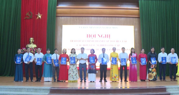 UBND xã Hát Môn chức Hội nghị trao Quyết định thành lập, tổ chức lại các đơn vị sự nghiệp công lập; Quyết định bổ nhiệm chức vụ lãnh đạo quản lý khối giáo dục và y tế- Ảnh 5.