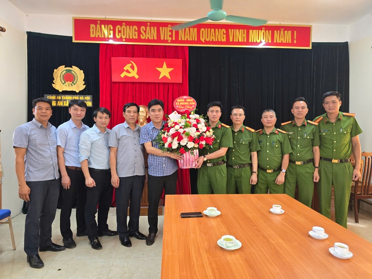 Lãnh đạo HĐND, UBND xã Hương Sơn gặp mặt, giao nhiệm các đơn vị sự nghiệp và Công an xã- Ảnh 4.
