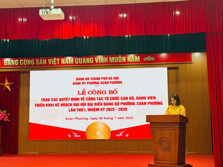 Lễ công bố, trao các Quyết định về công tác tổ chức cán bộ, đảng viên và triển khai kế hoạch Đại hội Đại biểu Đảng bộ phường Xuân phương lần thứ I, nhiệm kỳ 2025 - 2030.- Ảnh 2.