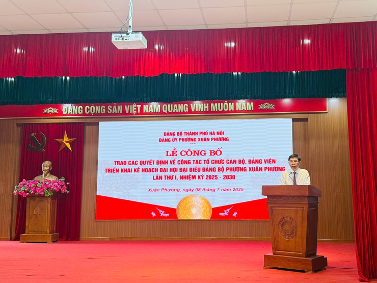 Lễ công bố, trao các Quyết định về công tác tổ chức cán bộ, đảng viên và triển khai kế hoạch Đại hội Đại biểu Đảng bộ phường Xuân phương lần thứ I, nhiệm kỳ 2025 - 2030.- Ảnh 3.