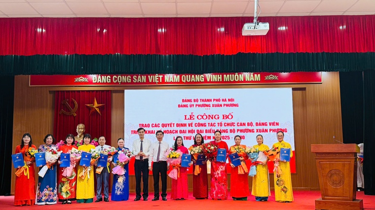 Lễ công bố, trao các Quyết định về công tác tổ chức cán bộ, đảng viên và triển khai kế hoạch Đại hội Đại biểu Đảng bộ phường Xuân phương lần thứ I, nhiệm kỳ 2025 - 2030.- Ảnh 5.