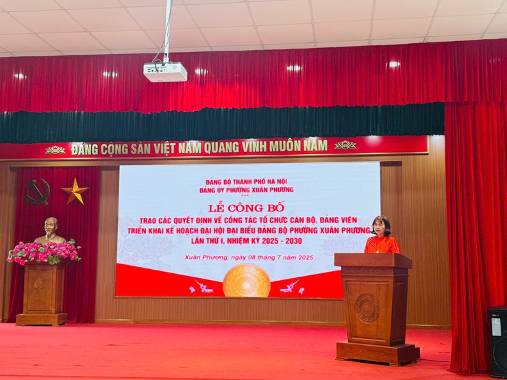 Lễ công bố, trao các Quyết định về công tác tổ chức cán bộ, đảng viên và triển khai kế hoạch Đại hội Đại biểu Đảng bộ phường Xuân phương lần thứ I, nhiệm kỳ 2025 - 2030.- Ảnh 4.