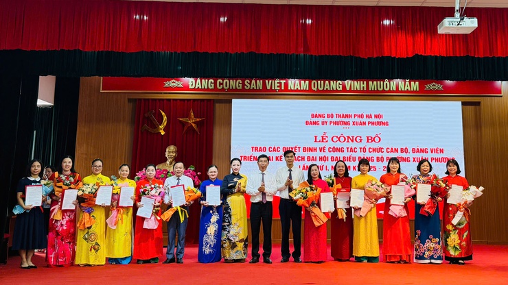 Lễ công bố, trao các Quyết định về công tác tổ chức cán bộ, đảng viên và triển khai kế hoạch Đại hội Đại biểu Đảng bộ phường Xuân phương lần thứ I, nhiệm kỳ 2025 - 2030.- Ảnh 6.