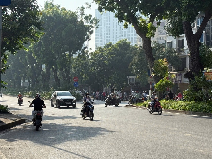 Dự báo thời tiết Hà Nội ngày 9/7: Có mây, ngày nắng nóng; chiều tối và đêm có mưa rào và dông- Ảnh 1.