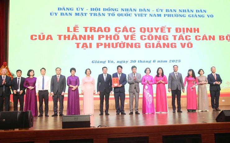 Hà Nội: Chỉ định các chức danh Chủ tịch, Phó Chủ tịch Ủy ban nhân dân phường Giảng Võ nhiệm kỳ 2021-2026- Ảnh 1.