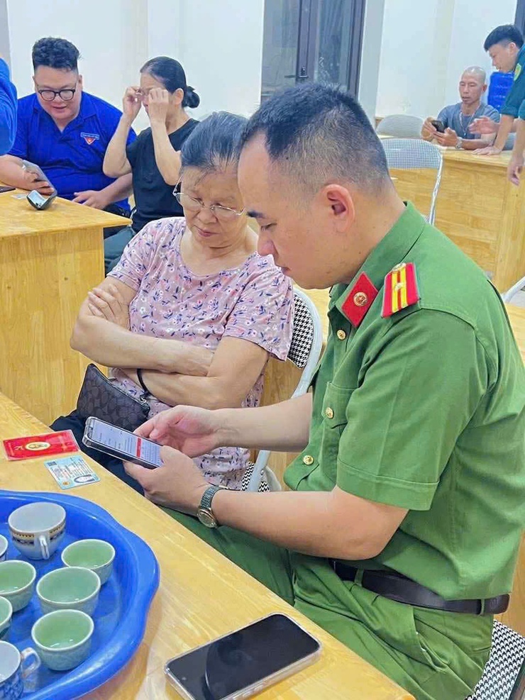 Đoàn viên thanh niên và các chiến sĩ công an Phường Phú thượng hỗ trợ đảng viên dùng dịch vụ công trực tuyến- Ảnh 2.