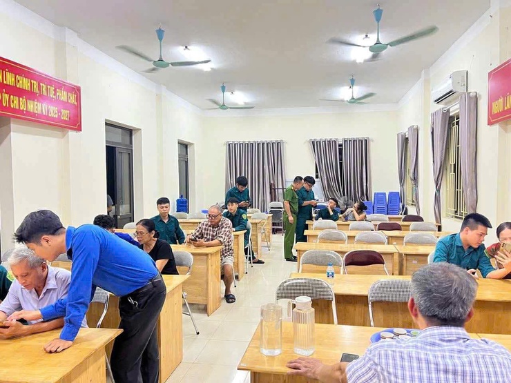 Đoàn viên thanh niên và các chiến sĩ công an Phường Phú thượng hỗ trợ đảng viên dùng dịch vụ công trực tuyến- Ảnh 3.