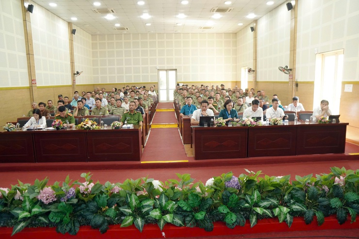 Phường Long Biên tổ chức giao ban với lực lượng tham gia bảo vệ an ninh, trật tự cơ sở triển khai nhiệm vụ trọng tâm 6 tháng cuối năm 2025.- Ảnh 1.
