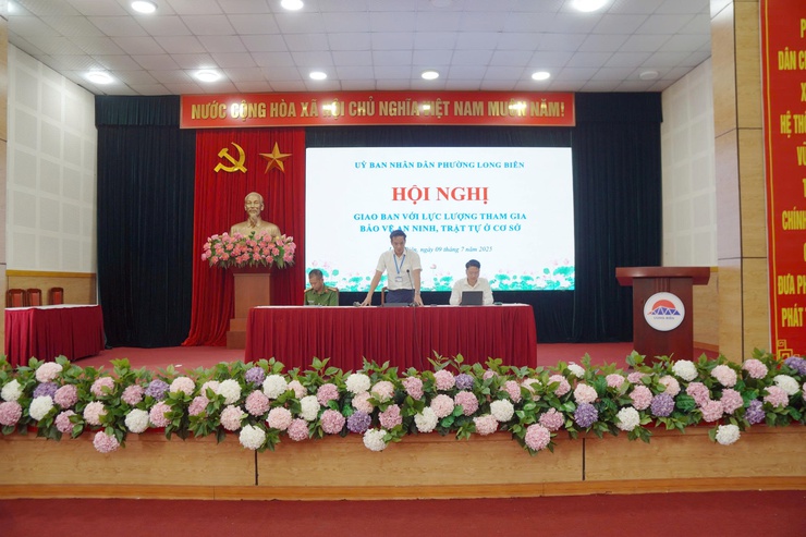 Phường Long Biên tổ chức giao ban với lực lượng tham gia bảo vệ an ninh, trật tự cơ sở triển khai nhiệm vụ trọng tâm 6 tháng cuối năm 2025.- Ảnh 3.